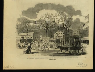 Impresión de una escena de parque de la ciudad con edificios, carros tirados por caballos y personas en primer plano con varios edificios con banderas ondeando sobre ellos y árboles en el fondo.